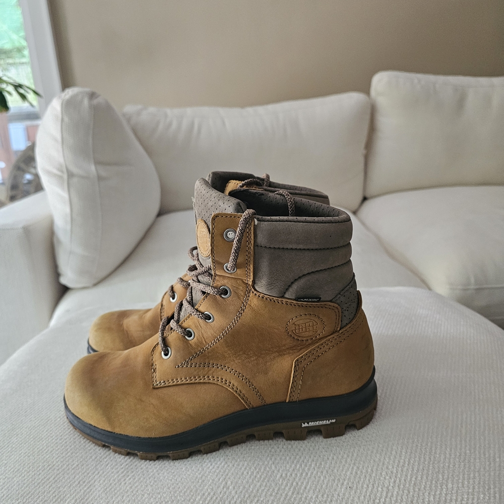 Hanwag Tan Leather Boots